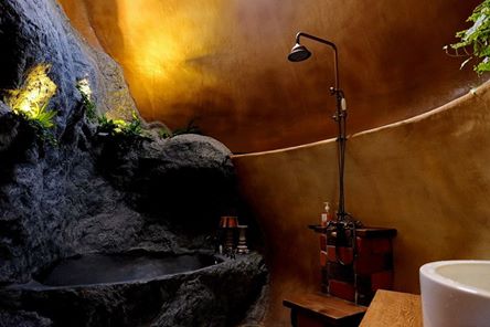 特別訂製的浴缸，打造成天然石洞般的外型。(圖片來源／花見幸福莊園-花蓮民宿)