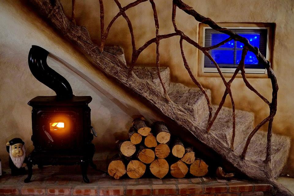 樓梯下的火爐木材，彷彿進入了故事中小矮人的生活日常。(圖片來源／花見幸福莊園-花蓮民宿)