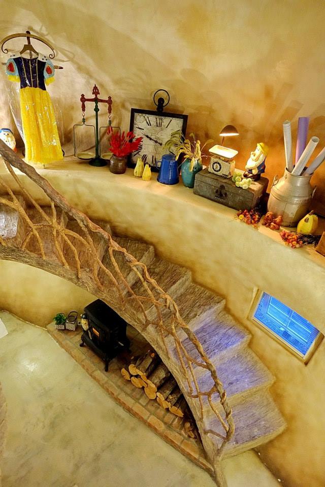 頗具質感的樓梯，連結大蘑菇的房間與大廳。(圖片來源／花見幸福莊園-花蓮民宿)