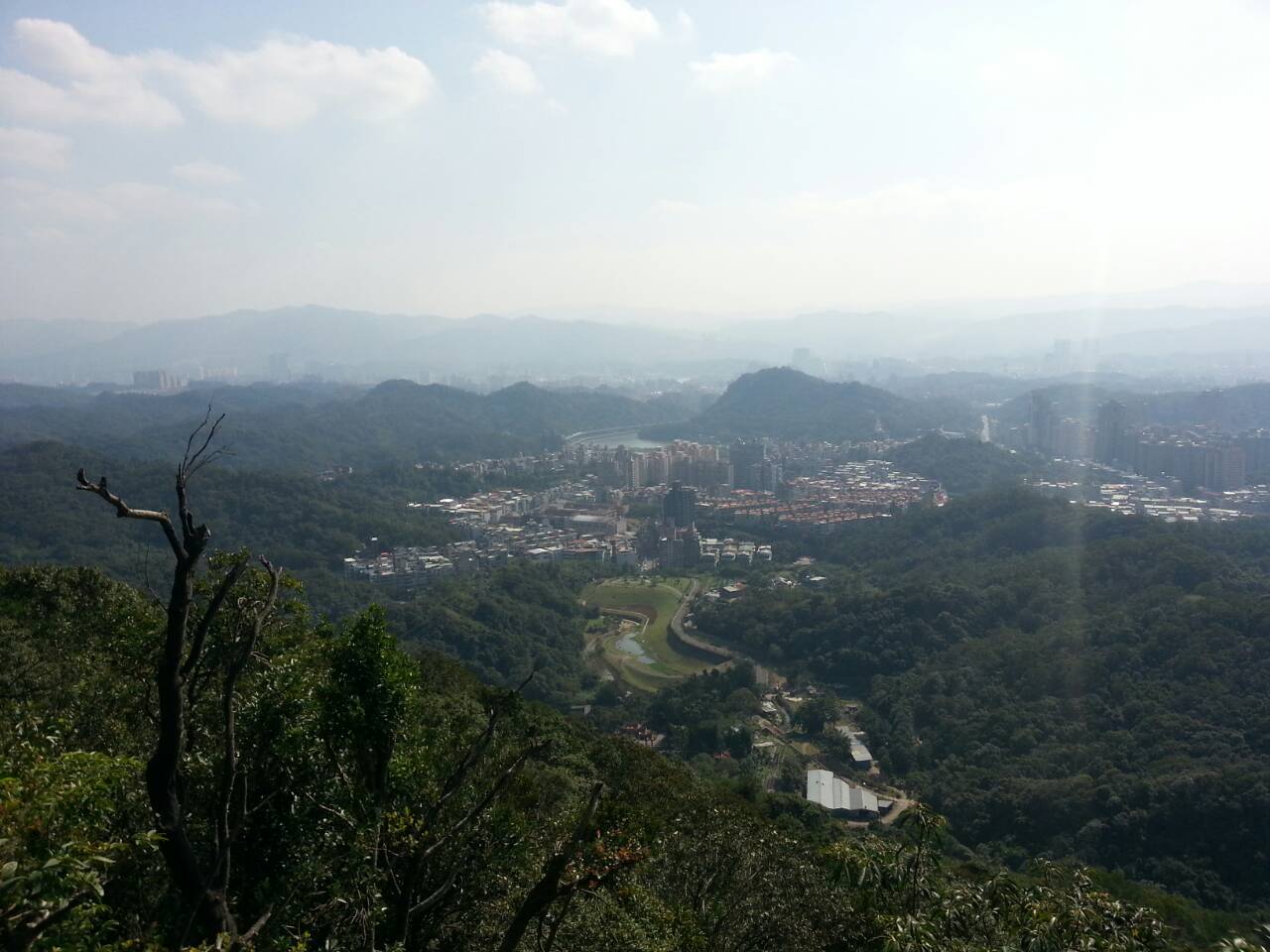 鯉魚山步道山頂景觀。(圖片來源／台北市大地處)