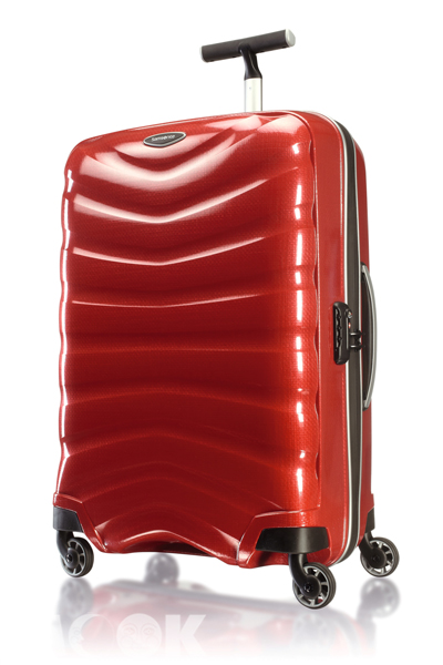Firelite系列(紅色)-Curv材質製成,超輕盈並且禁得起低溫環境下的撞擊,極堅韌! (圖片提供／Samsonite)