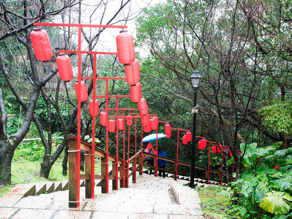 掛上紅色燈籠，充滿中國過節氣氛。(圖片來源／新北市黃金博物館)