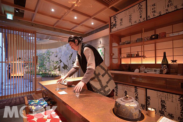 茶擔當高橋雄二先生身上穿的改良和服也是SOU‧SOU的產品。(圖片提供／TRAVELER Luxe旅人誌)