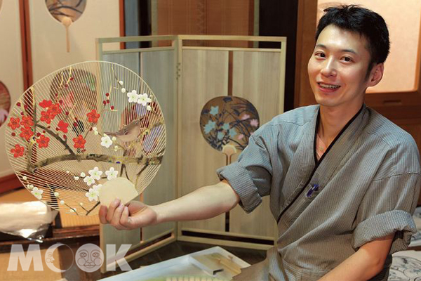 職人向我們展示手中美麗的團扇作品，傳承不輟的傳統工藝，是京都的精神所在。(圖片提供／TRAVELER Luxe旅人誌)