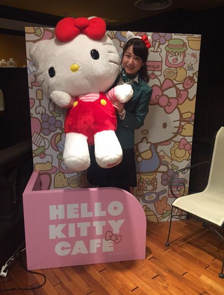 店內隨處可見可愛的Hello Kitty和大家一起用餐。(圖片來源／twitter)
