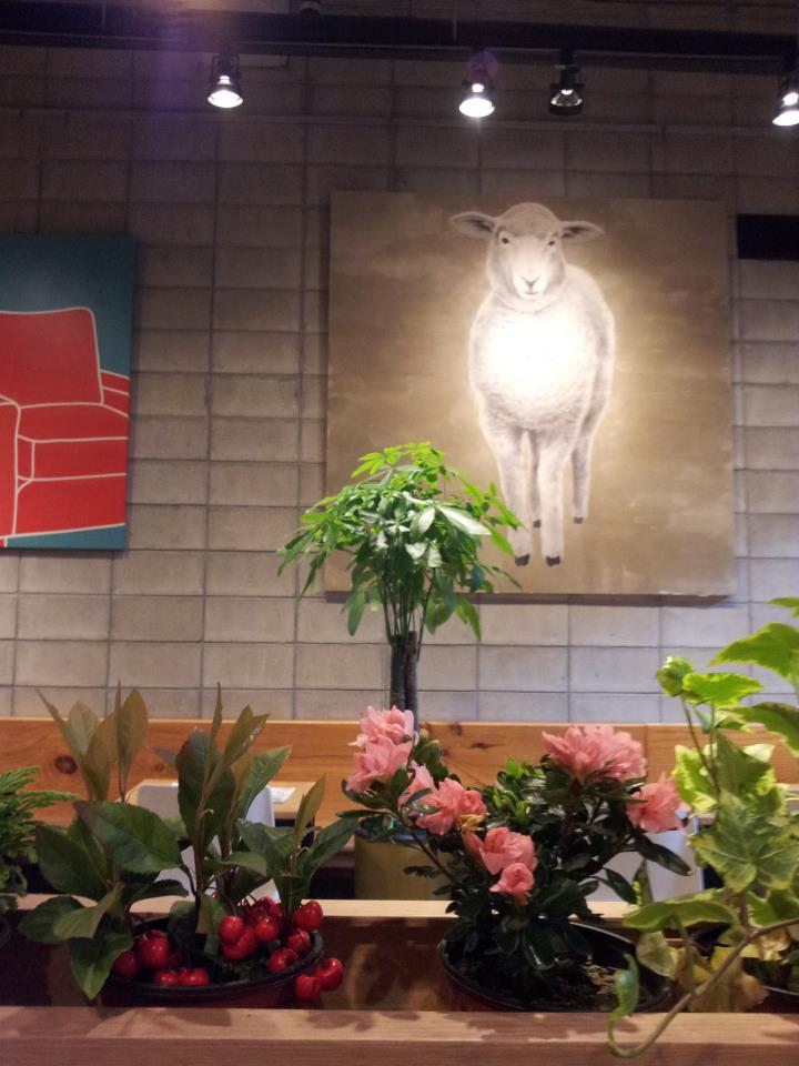店內強調自然，運用了大量的旅色植物與藝術品畫作裝飾。(圖片來源／Thanks Nature Cafe)
