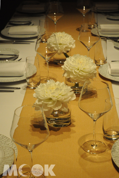 每張餐桌都有誠品行旅自己的花藝師所設計的花藝桌飾。(攝影／MOOK景點家廖啟佑)