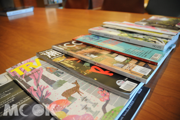 桌上精選當月雜誌，住客可以自由閱讀帶回。(攝影／MOOK景點家廖啟佑)