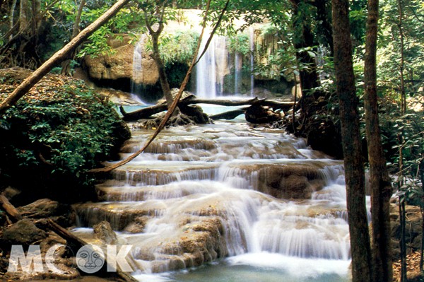 伊拉旺瀑布區有豐富的水文美景，除了七階瀑布奇景、還有鐘乳石、健走步道等，風景清新秀麗。(圖片提供／泰國觀光局)