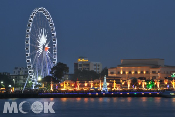 Asiatique the Riverfront 河濱碼頭夜市，摩天輪與河濱夜景，更是購物與美食熱門景點，泰國的夜晚也充滿萬種風情。(圖片提供／泰國觀光局)