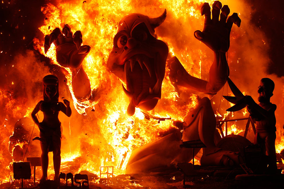 慶典終將有上百座的木偶在火的慶典中焚燒。（圖片來源／searchcheapflights）