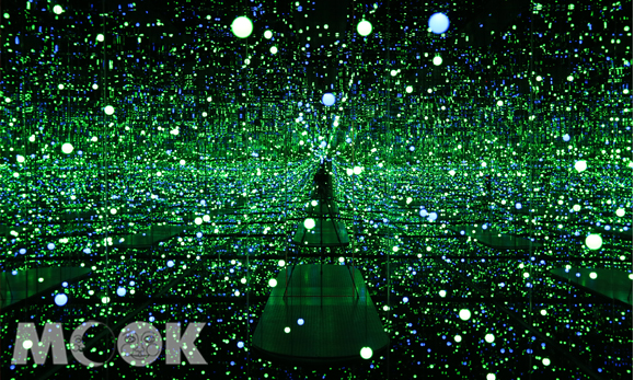 《無限鏡屋-靈魂閃耀》(Infinity Mirrored Room－Brilliance of the Souls, 2014)。(圖片提供／台新銀行）