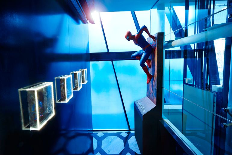 一樓大廳，貼著牆面的蜘蛛人看起來非常帥氣。（圖片來源／Figure Museum W）