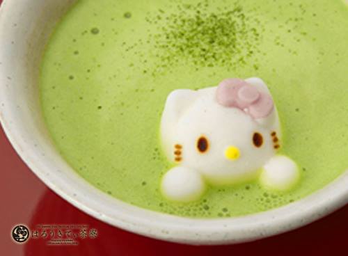 可愛的Hello Kitty浸泡在抹茶茶湯裡頭。（圖片來源／はろうきてぃ茶寮）