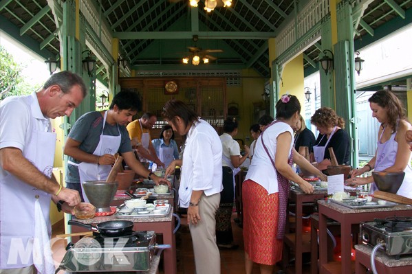 在開放式的環境學習泰式料理，是旅行中難忘的體驗。(圖片提供／泰國觀光局)