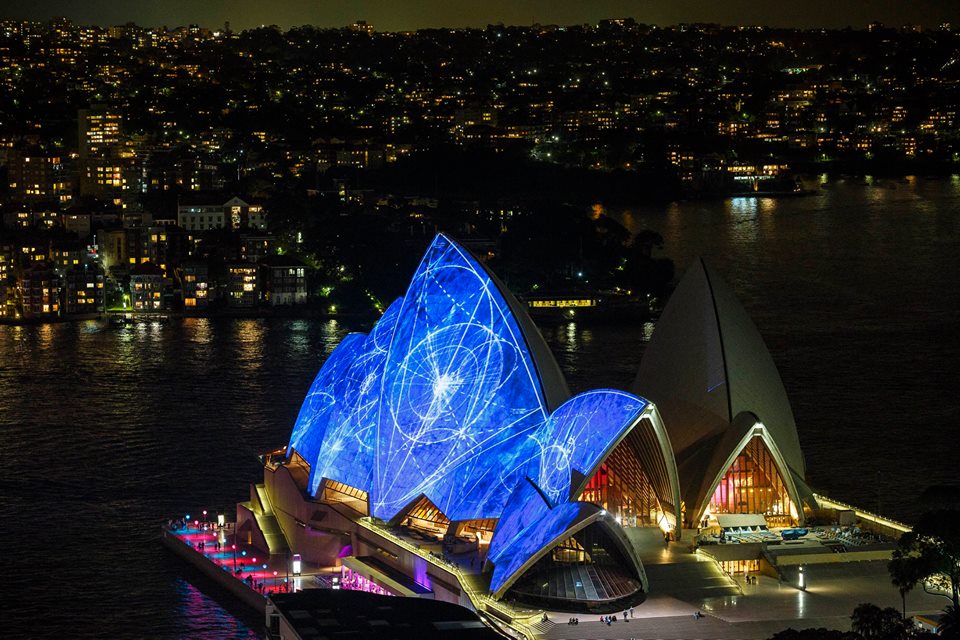 變化萬千的燈光繪演，讓雪梨的夜晚格外熱鬧。（圖片來源／Vivid Sydney）