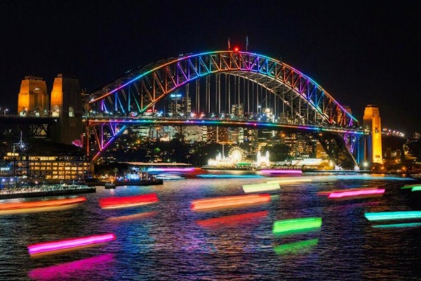 雪梨港大橋在立體聲光的描繪下，夜景橋影更加浪漫。（圖片來源／Vivid Sydney）