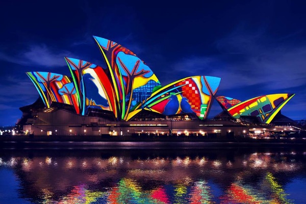 雪梨歌劇院在光雕投影下光彩奪目。(圖片來源／Vivid Sydney)