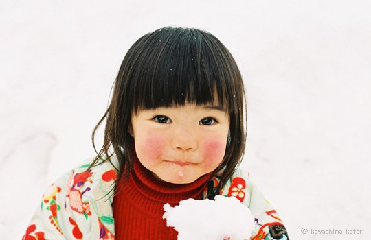 小朋友紅紅的臉頰，泛著童年的愉快想像。（圖片來源／Kotori Kawashima）