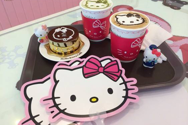 咖啡甜點上都能見到Kitty圖樣。（圖片來源／Hello Kitty Cafe Korea）