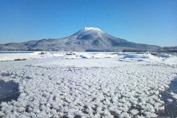 霜花綻放點綴背景雄阿寒岳是季節限定的北海道美景。(圖片來源／poketabi）
