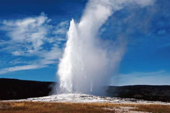 美國黃石公園老忠實噴泉，噴發時的壯觀景象令人稱奇。