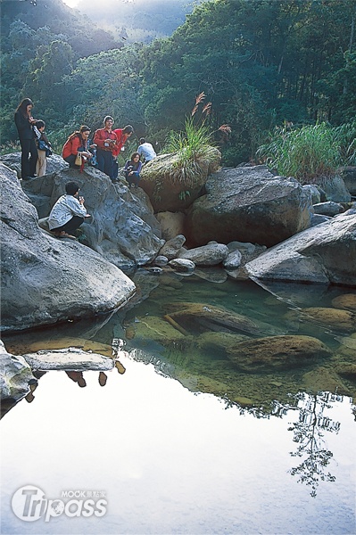 苗栗蓬萊溪，清澈乾淨的水源非常適合螢火蟲棲息(圖片提供／墨刻出版社)