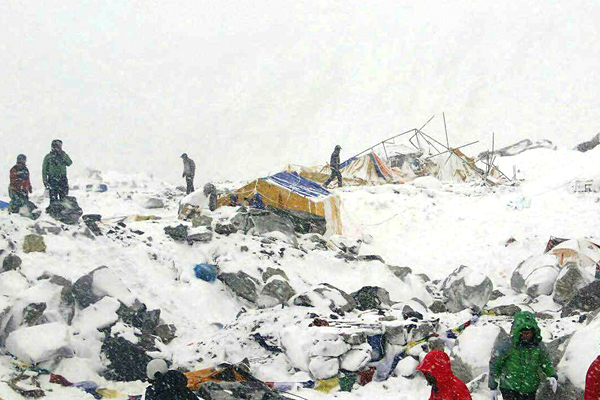 珠穆朗瑪峰受到地震影響，引發大規模雪崩。（圖片來源／telemundo）