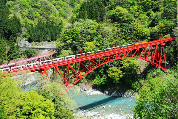 黑部峽谷鐵道新山彦橋。（圖片來源／林務局）