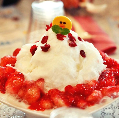 被草莓包覆的莎莉草莓冰，看起來相當美味。（圖片來源／instiz）