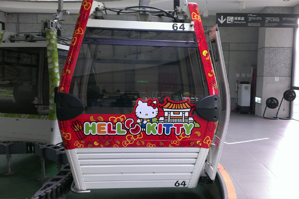 Hello Kitty凱蒂貓要從貓空纜車畢業了，5月3日是最後值班日。（圖片來源／台北旅遊網）