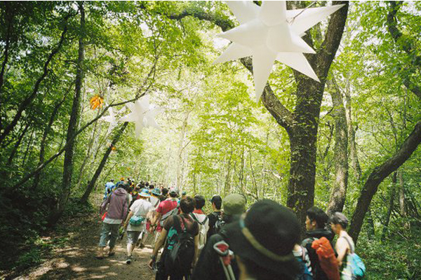 走入山林中，前往各個音樂舞台。（圖片來源／Fuji Rock festival）