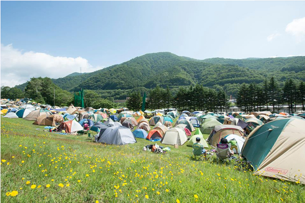 三天的音樂季活動，有許多樂迷們就直接紮營參與。（圖片來源／Fuji Rock festival）