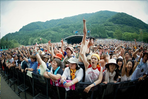 每年活動都吸引了上萬樂迷們一同共襄盛舉。（圖片來源／Fuji Rock festival）