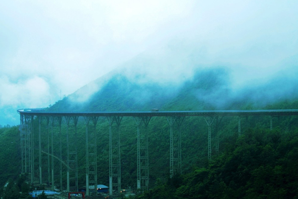 部分路段雲霧繚繞，行駛在高速公路彷彿在行走於雲端之上。（圖片來源／roadman）