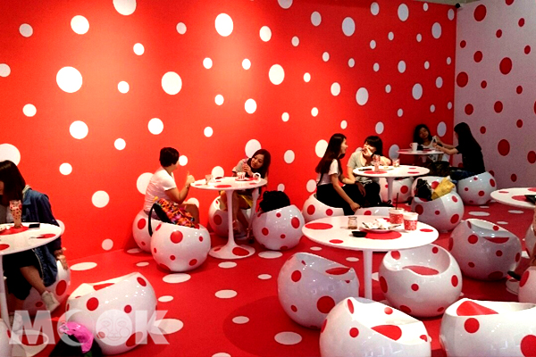 牆面桌椅滿佈紅白色點點，讓人置身於草間彌生作品中（攝影／MOOK景點家廖啟佑）