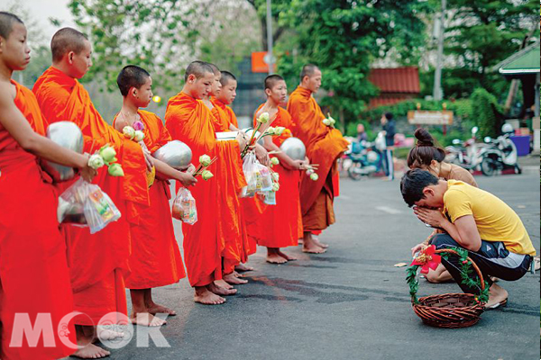 清邁晨間的僧侶供養，女性不可碰觸僧侶。(圖片提供／TRAVELER Luxe旅人誌)