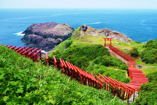 123座赤紅色的鳥居，如同一條巨龍匍匐山坡上。（圖片來源／jnto）