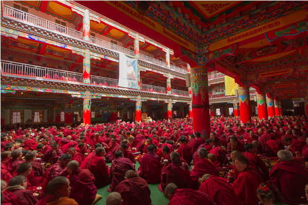 眾多的喇嘛或覺姆聚集在此學習佛法。（圖片來源／andreaswalsh）
