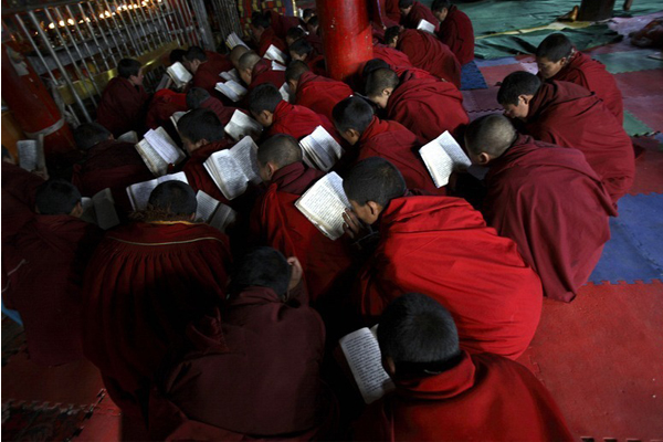 專心學習佛法的喇嘛們。（圖片來源／amusingplanet）
