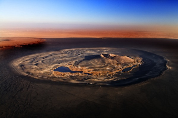 撒哈拉沙漠中的烏瓦穆斯奇特景觀 。（圖片來源／Globe-Trotting ）