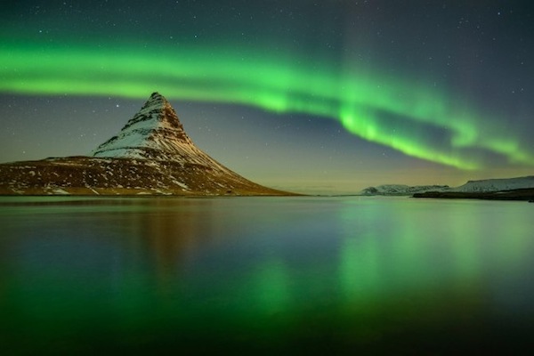 ‘Kirkjufell’山的北極放光如夢幻影般的奇景。（圖片來源／Piczload）