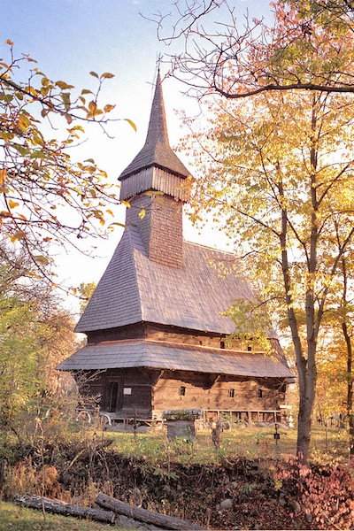 特蘭西瓦尼亞鄉下孤立的木作教堂 。（圖片來源／Wikipedia ）
