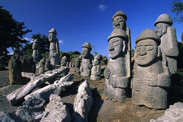 (Dolharubang)指的是花崗岩的氣派神像 。（圖片來源／wikipedia ）