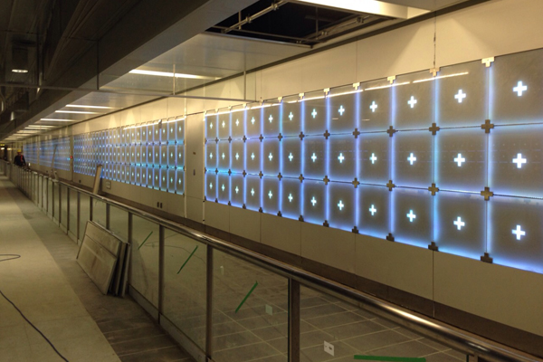 LED光牆為捷運增添幾分藝術氣息。（圖片來源／新北市政府）