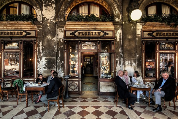 義大利歷史最為悠久的花神咖啡館深受文人雅士的愛戴。（圖片來源／in-venice）