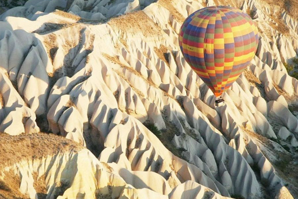 搭乘熱氣球是適合卡帕多奇亞的旅行方式。(圖片來源／turkeytraveladvisory）