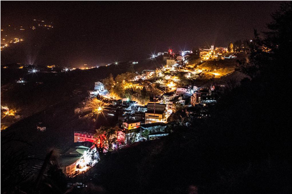 拍攝梨山的微電影團隊意外發現燈火台灣美景。（圖片來源／參山國家風景區）