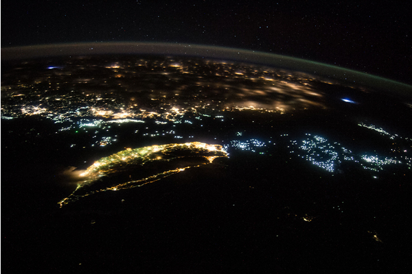 由太空俯瞰台灣燈火景色，美景讓人讚嘆。(圖片來源／NASA)