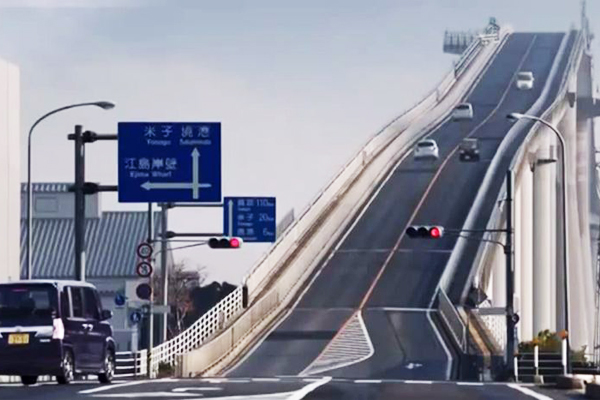 日本江島大橋，驚人的陡斜坡度，聞名世界。（圖片來源／youtube）